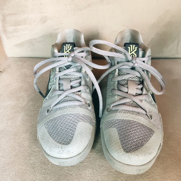 kids size 12 basketball shoes